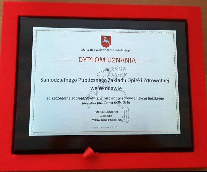 Marszałek Województwa Lubelskiego Dyplom uznania dla Samodzielnego Publicznego Zakładu Opieki Zdrowotnej we Włodawie za szczególne zaangażowanie w ratowanie zdrowia i życia ludzkiego podczas pandemii covid-19. Jarosław Stawiarski - Marszałek Województwa Lubelskiego Lublin, 18 września 2021 r.